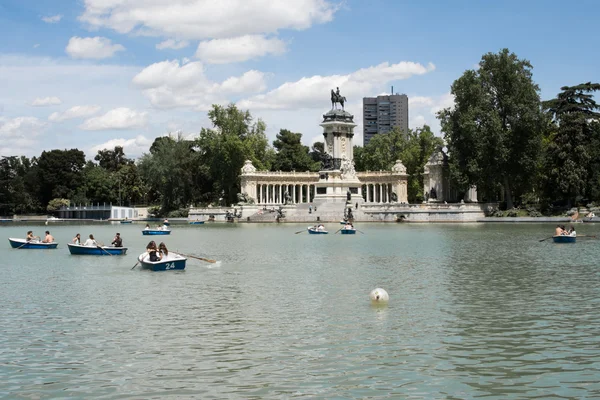 People enjoy a sunny day in Retiro Park on April 30, 2014 in Madrid, Spain — Stock Photo, Image