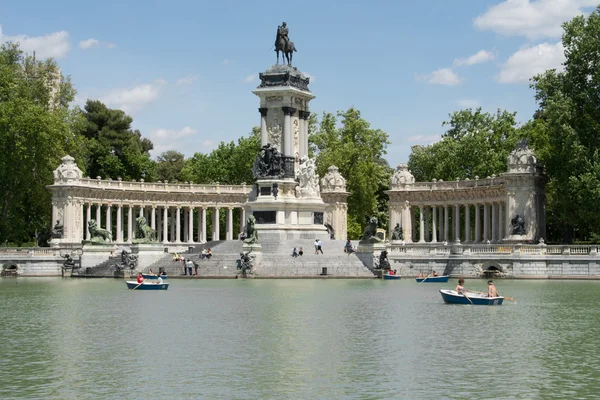 As pessoas desfrutam de um dia ensolarado no Parque Retiro em 30 de abril de 2014 em Madrid, Espanha — Fotografia de Stock