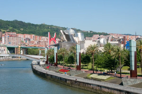 Fiume Nervion, ponte La Salve e Museo Guggenheim il 12 giugno 2013 a Bilbao, Spagna . — Foto Stock