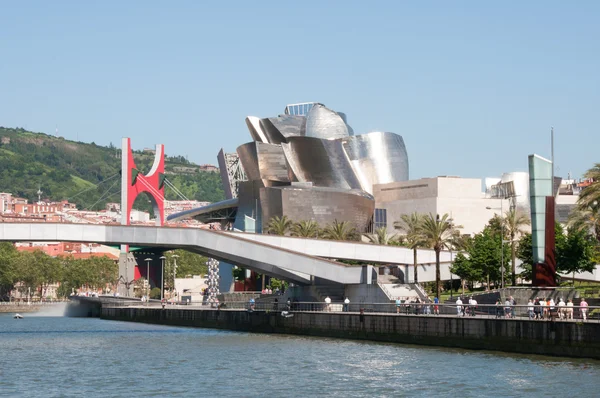 Floden Nervion, la salve bridge och Guggenheimmuseum den 12 juni 2013 i bilbao, Spanien. — Stockfoto