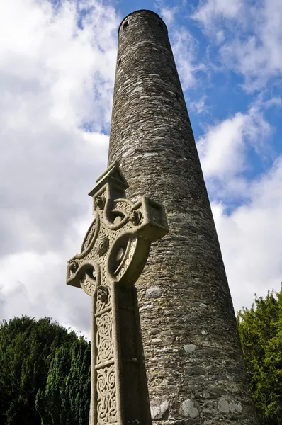 Round tower and celtic cross in Glendalough, Ireland — Stock Photo, Image