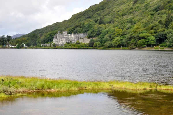 Kylemore Abbey in Connemara mountains, Irlanda — Foto Stock