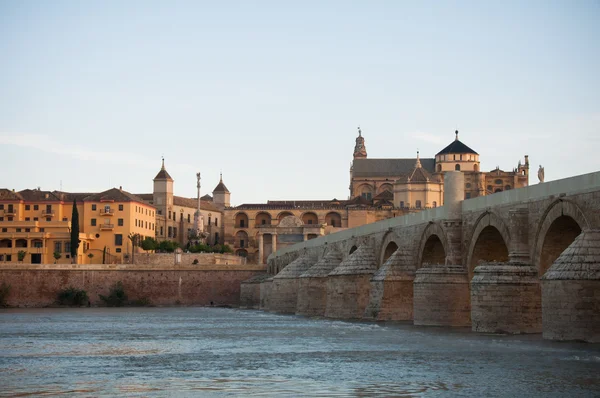 Ponte Romana e Mesquita de Córdoba à noite, Espanha — Fotografia de Stock