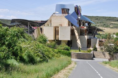 Ağustos'ta Marques de Riscal modern şaraphane 15 , 2013 Bask Ülkesi, İspanya. Proje Frank Gehry, 2007 yılında inşa edilmiştir .