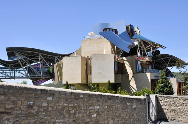 Den moderna vingården Marques de Riscal den 15 augusti 2013 i Baskien, Spanien. Projektet Frank Gehry, byggdes 2007 . — Stockfoto