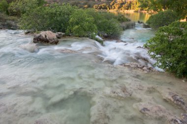 şelalenin yakınında salvadora lagün, ruidera doğal park (İspanya)