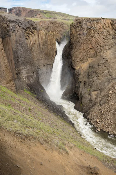 Cascada de Litlanesfoss y rocas basálticas, Islandia —  Fotos de Stock