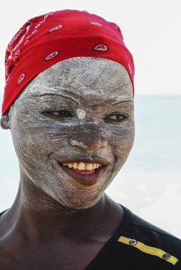 kimliği belirsiz makua kadın, geleneksel beyaz yüz maskesi, bir grup turist, Ağustos 27, 2009 pangane, Mozambik ağırlıyor..