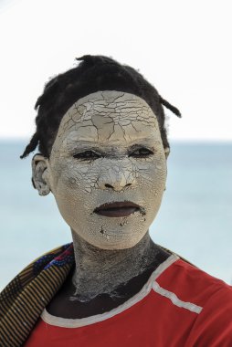 kimliği belirsiz makua kadın, geleneksel beyaz yüz maskesi, bir grup turist, Ağustos 27, 2009 pangane, Mozambik ağırlıyor..