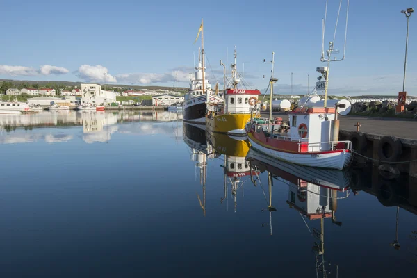 Rögzített horgászcsónak husavik kikötő június 23-án 2014 husavik, Izland. Husavik vált Izland premier bálnales rendeltetési — Stock Fotó