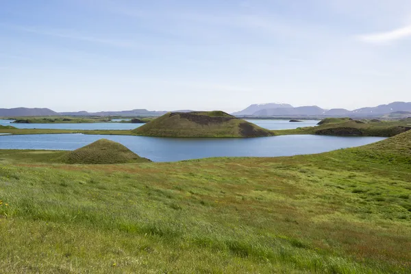 Псевдократеры на озере Миватн, Исландия — стоковое фото