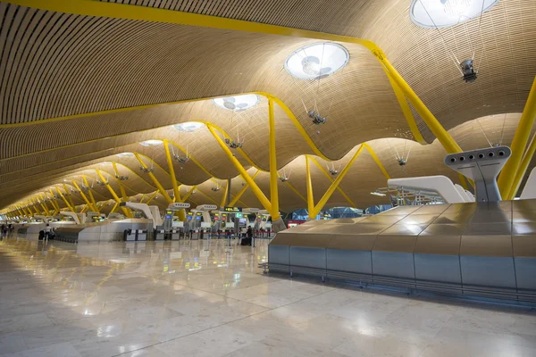 Terminal T4 at Adolfo Suarez-Barajas airport in Madrid, Spain. — Stock Photo, Image