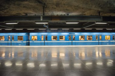 Tren durur fridhemsplan metro istasyonu, stockholm (İsveç)