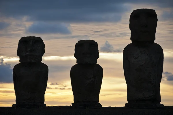 日出时分阿虎汤加里基岛复活节岛，智利 — 图库照片