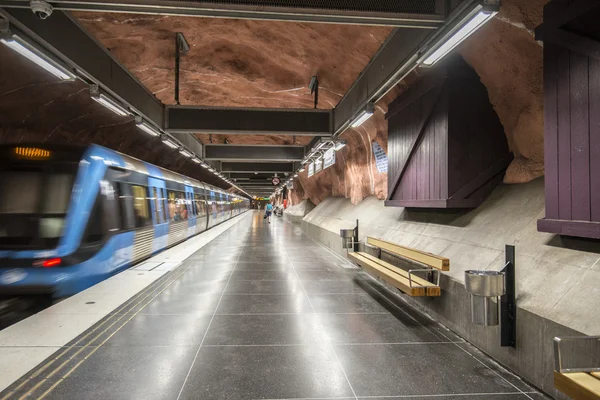 ストックホルム、スウェーデンの radhuset 地下鉄駅に到着した列車 — ストック写真