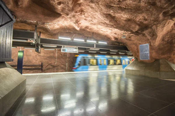 A vonat megérkezik a radhuset metróállomástól, stockholm (Svédország) — Stock Fotó