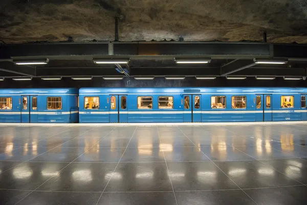Tren durur fridhemsplan metro istasyonu, stockholm (İsveç)