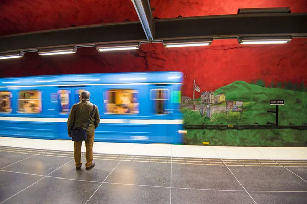 Tren llega a Solna Centrum estación de metro, Estocolmo (Suecia ) — Foto de Stock