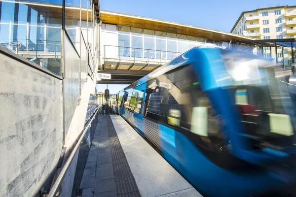 Vlak přijíždí na stanici metra skarmarbrink, stockholm (Švédsko) — Stock fotografie