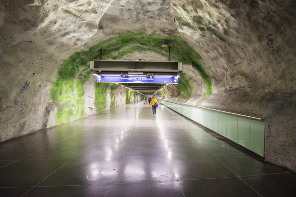 ストックホルム、スウェーデンの地下鉄 fridhemsplan 駅のトンネル — ストック写真