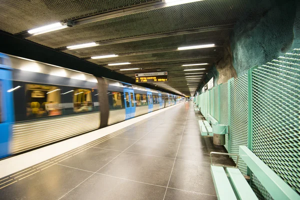 Vonat elhagyja stadion metróállomástól, Stockholm, Svédország — Stock Fotó