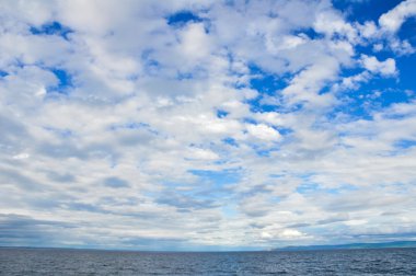 Mavi deniz ve bulutlu gökyüzü, İrlanda Aran Islands