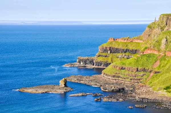 Skały w pobliżu giant's causeway, Irlandia Północna — Zdjęcie stockowe