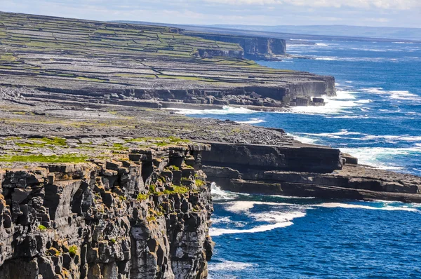 Klippen van inishmore, aran eilanden in Ierland — Stockfoto