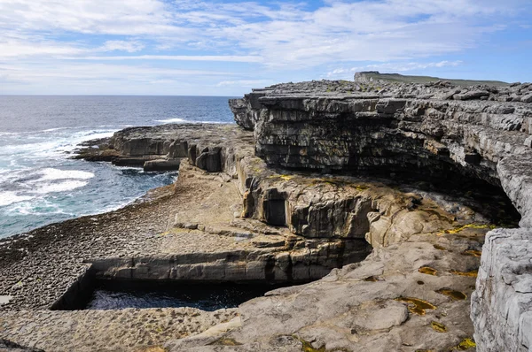 Tunel czasoprzestrzenny, naturalny basen w inishmore, Wyspy aran, Irlandia — Zdjęcie stockowe