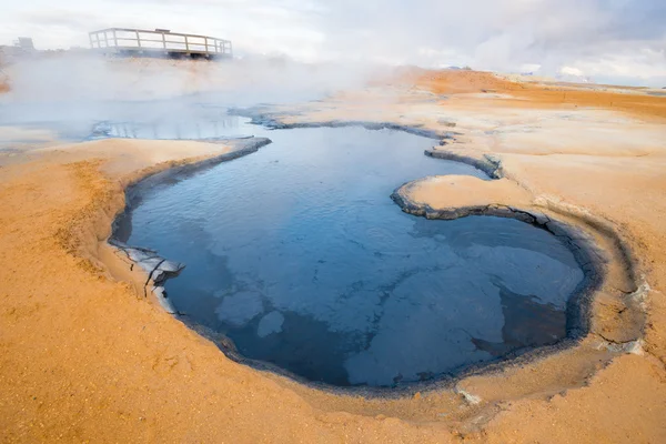Pentole di fango nell'area geotermica di Hverir, Islanda — Foto Stock