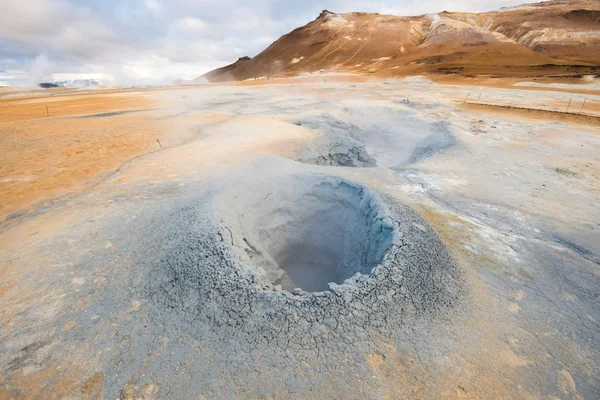Panelas de lama na área geotérmica Hverir, Islândia — Fotografia de Stock