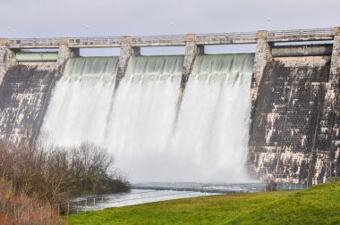 Dam over zadorra rivier, Baskenland (Spanje)