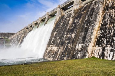 Dam over zadorra rivier, Baskenland (Spanje)