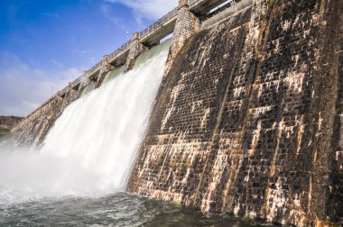 Dam over zadorra rivier, Baskenland (Spanje)