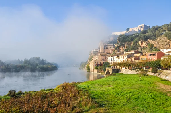 Miravet, Akdeniz kasabası, tarragona (İspanya, sabah sis) — Stok fotoğraf