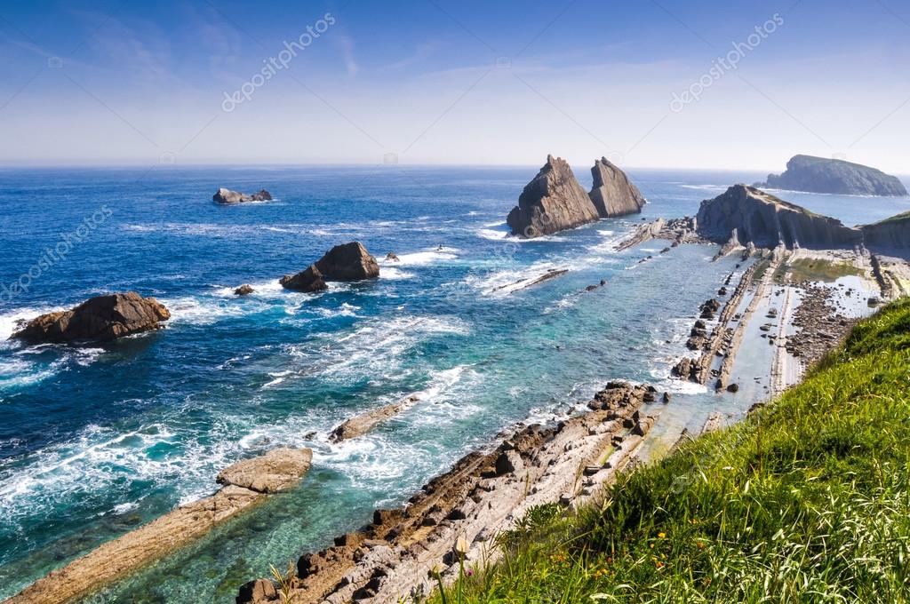 Rota Costa (costa quebrada) en liencres, España — Foto de stock