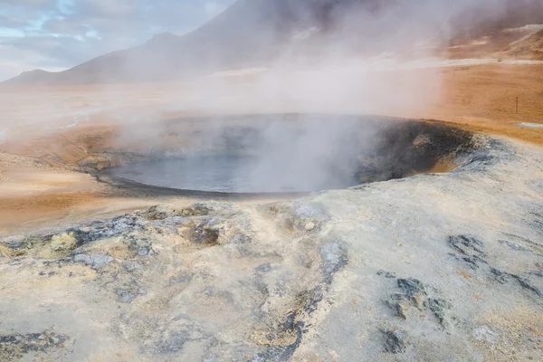 Mułu garnki w obszarze geotermalnych Hverir, Islandia — Zdjęcie stockowe