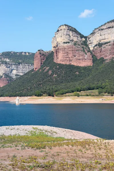 バルセロナのSan Roman Sau村の浸水した鐘楼のあるSau貯水池とLas Guilerias山脈 — ストック写真