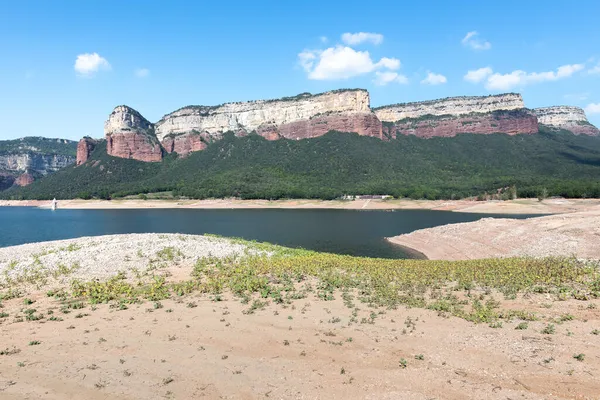 バルセロナのSan Roman Sau村の浸水した鐘楼のあるSau貯水池とLas Guilerias山脈 — ストック写真