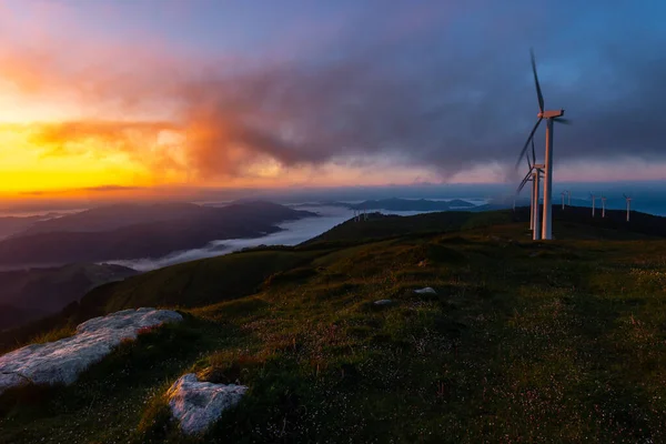 Větrná Turbína Farma Při Východu Slunce Hora Oiz Baskicko Španělsko — Stock fotografie