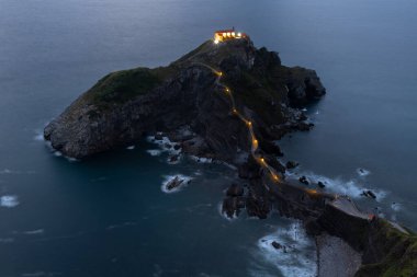 Gaztelugatxe Saint John gecesinde, Bask Bölgesi kıyısı, İspanya