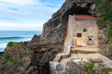 Santa Justa 'nın inzivası İspanya' nın Cantabria kentindeki Ubiarco kasabası Cantabrian Denizi üzerindeki bir uçurumun kayasına oyulmuştur.