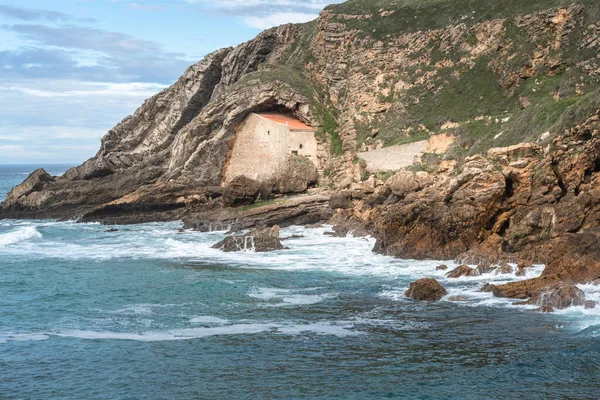 サンタ ユスタのエルミタージュは スペインのカンタブリア州のユビアルコの町カンタブリア海の崖の岩に刻まれています — ストック写真