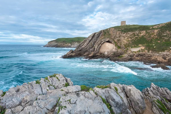 在西班牙坎塔布里亚Ubiarco镇坎塔布里亚海的悬崖上 圣塔胡斯塔的墓穴被刻在岩石上 — 图库照片