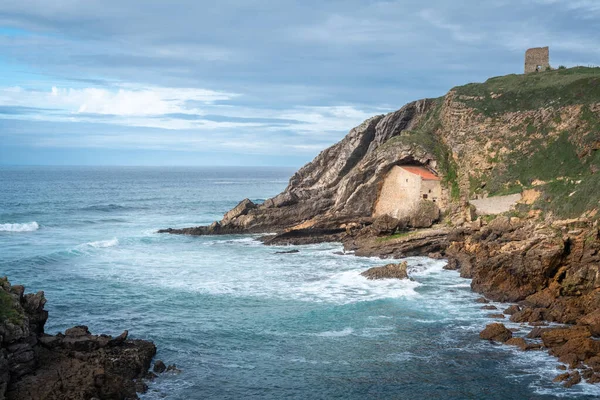 Ermita Santa Justa Está Tallada Roca Acantilado Sobre Mar Cantábrico —  Fotos de Stock