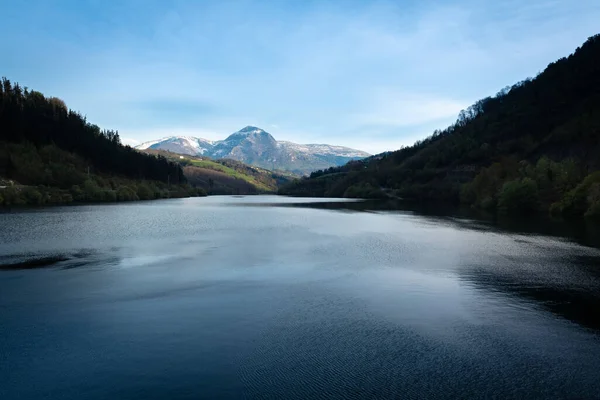 Bacino Artificiale Con Montagna Txindoki Sullo Sfondo Paese Basco Spagna — Foto Stock