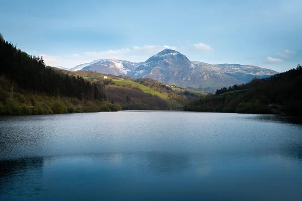 Bacino Artificiale Con Montagna Txindoki Sullo Sfondo Paese Basco Spagna — Foto Stock