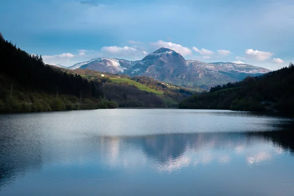 Reservatório Ibiur Com Montanha Txindoki Como Fundo País Basco Espanha — Fotografia de Stock