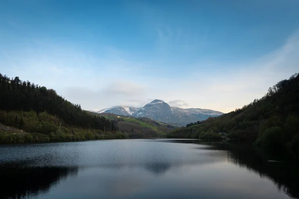 Bacino Artificiale Con Montagna Txindoki Sullo Sfondo Paese Basco Spagna — Foto Stock