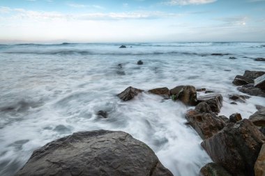 Barrika plajı, yüksek gelgitte, Bask Ülkesi, İspanya